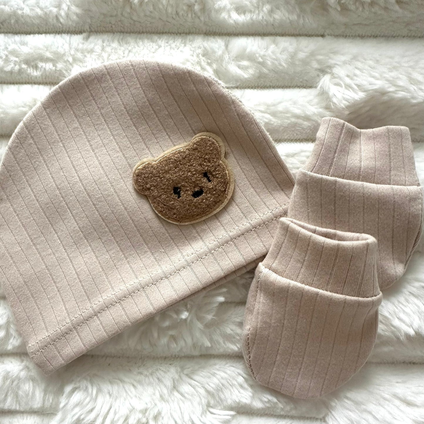 Ensemble « Petit Ourson » bonnet et moufles (0–3 mois) Taupe