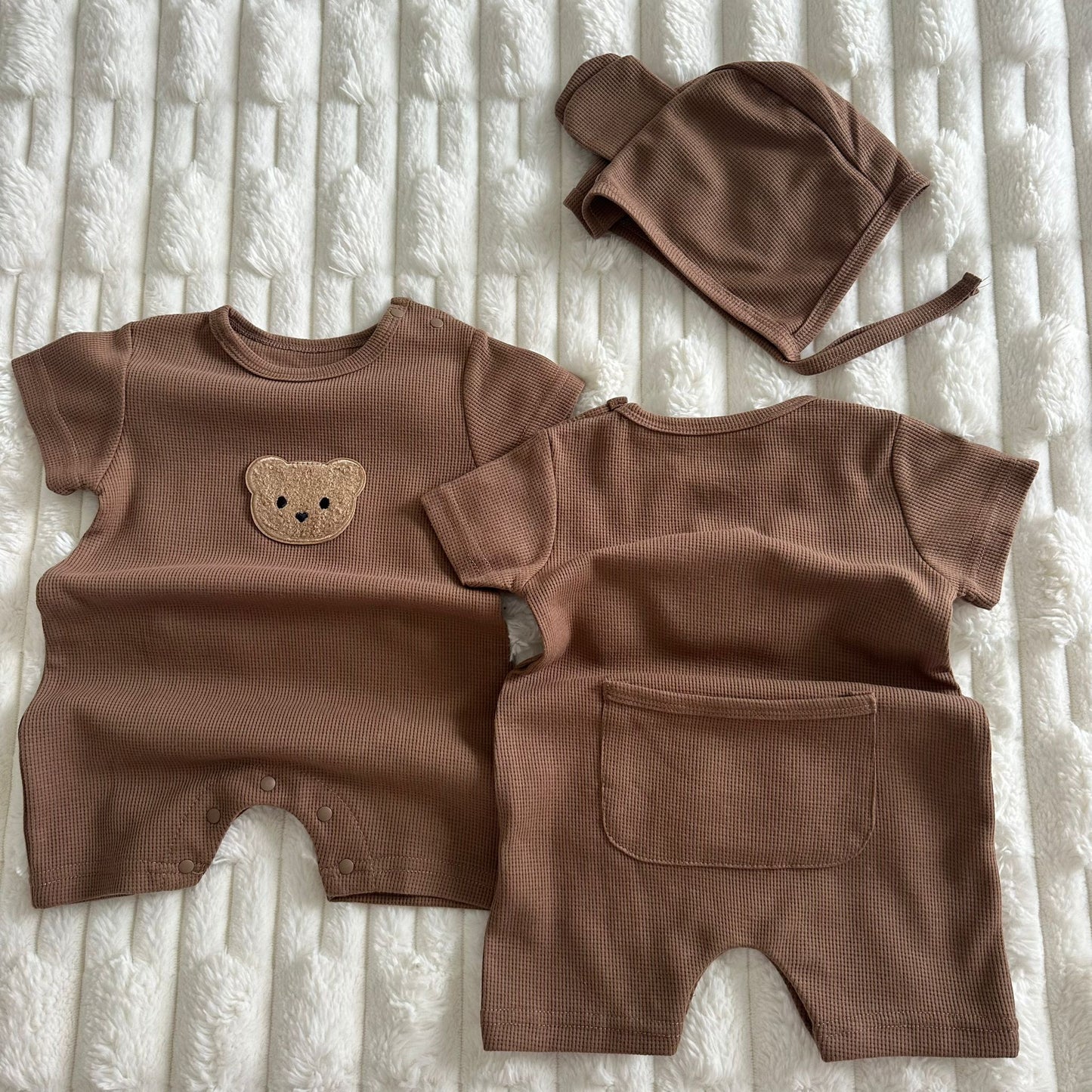 Ensemble « Douceur d’ourson »  Barboteuse courte & bonnet (3-6 mois) Marron