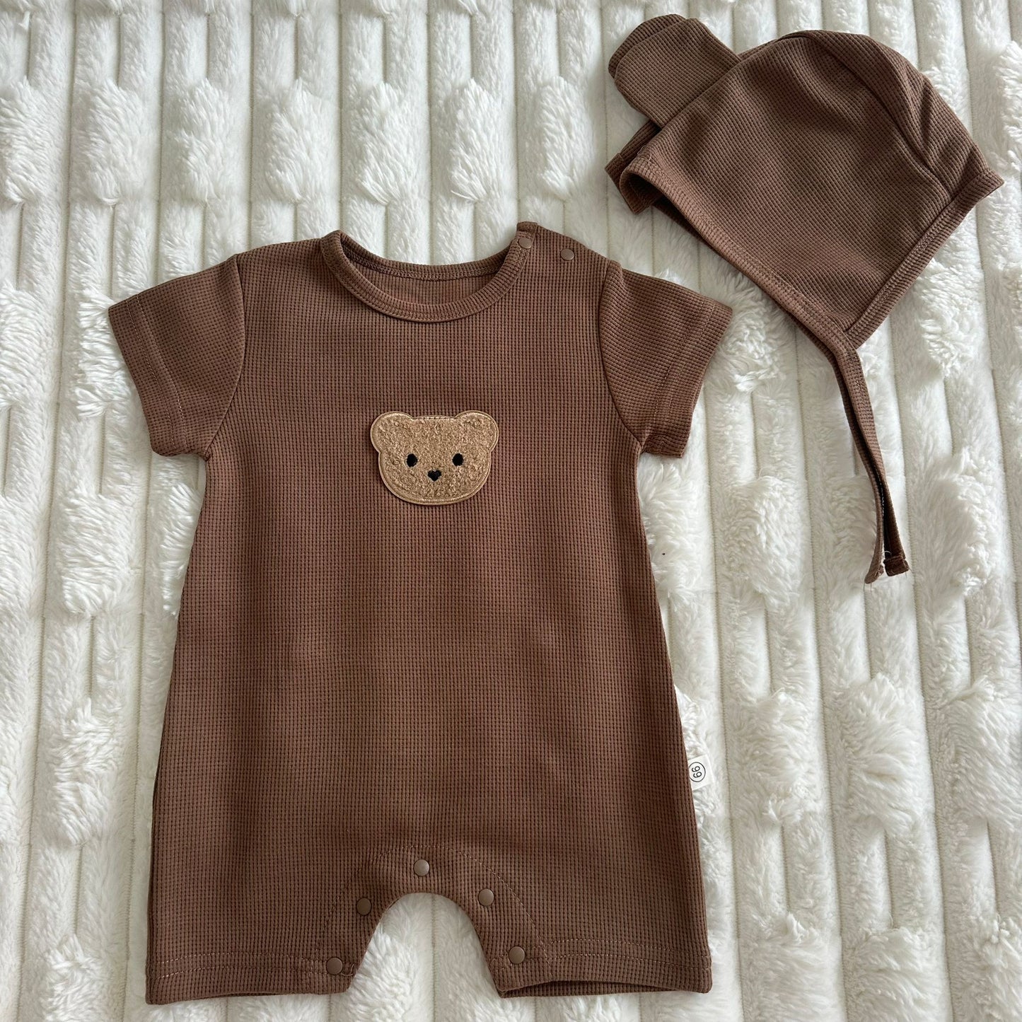Ensemble « Douceur d’ourson »  Barboteuse courte & bonnet (3-6 mois) Marron