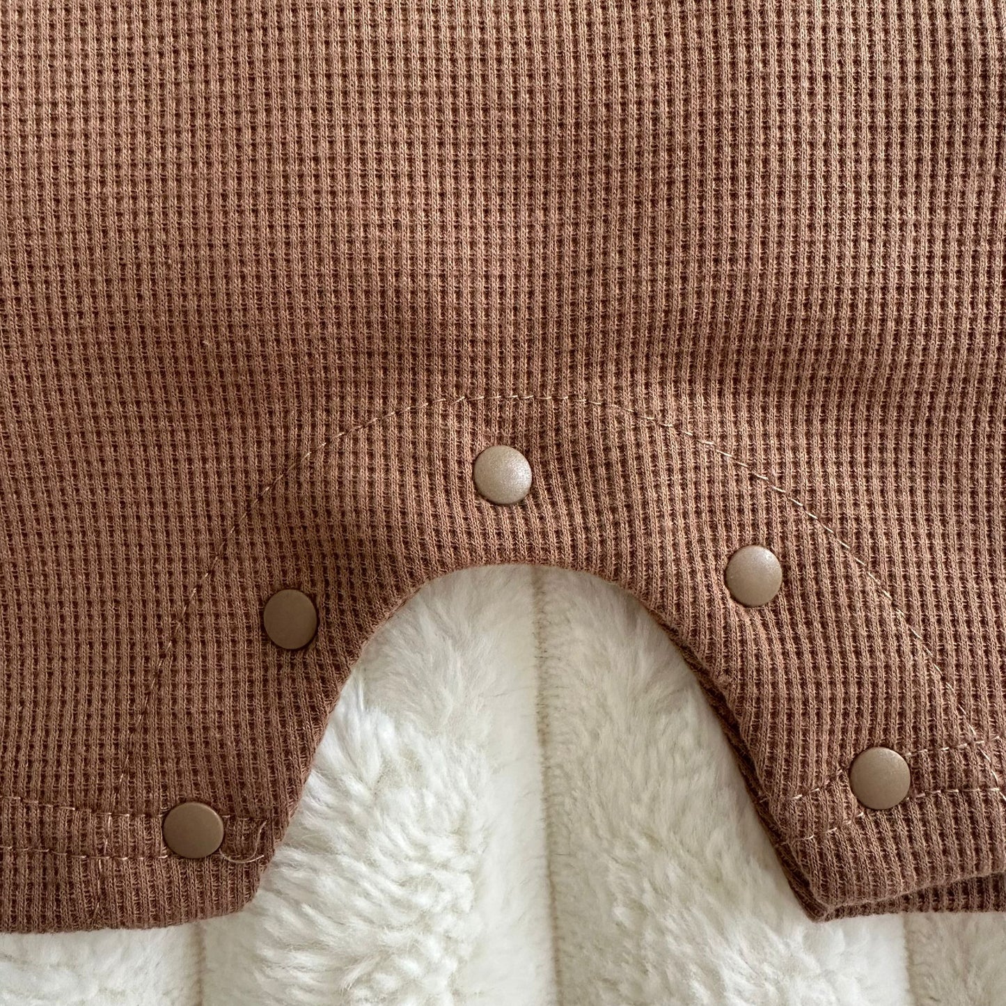 Ensemble « Douceur d’ourson »  Barboteuse courte & bonnet (3-6 mois) Marron