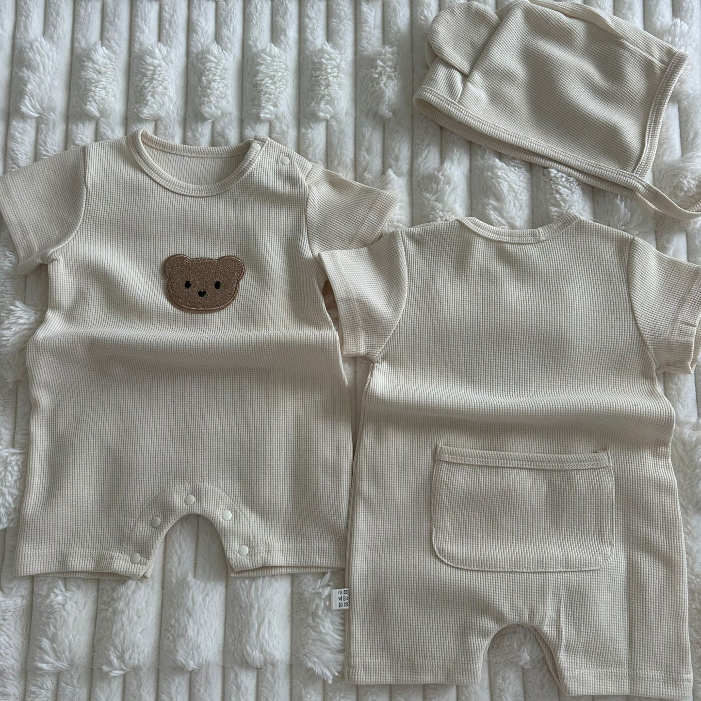 Ensemble « Douceur d’ourson » Barboteuse courte & bonnet (3-6 mois) Beige