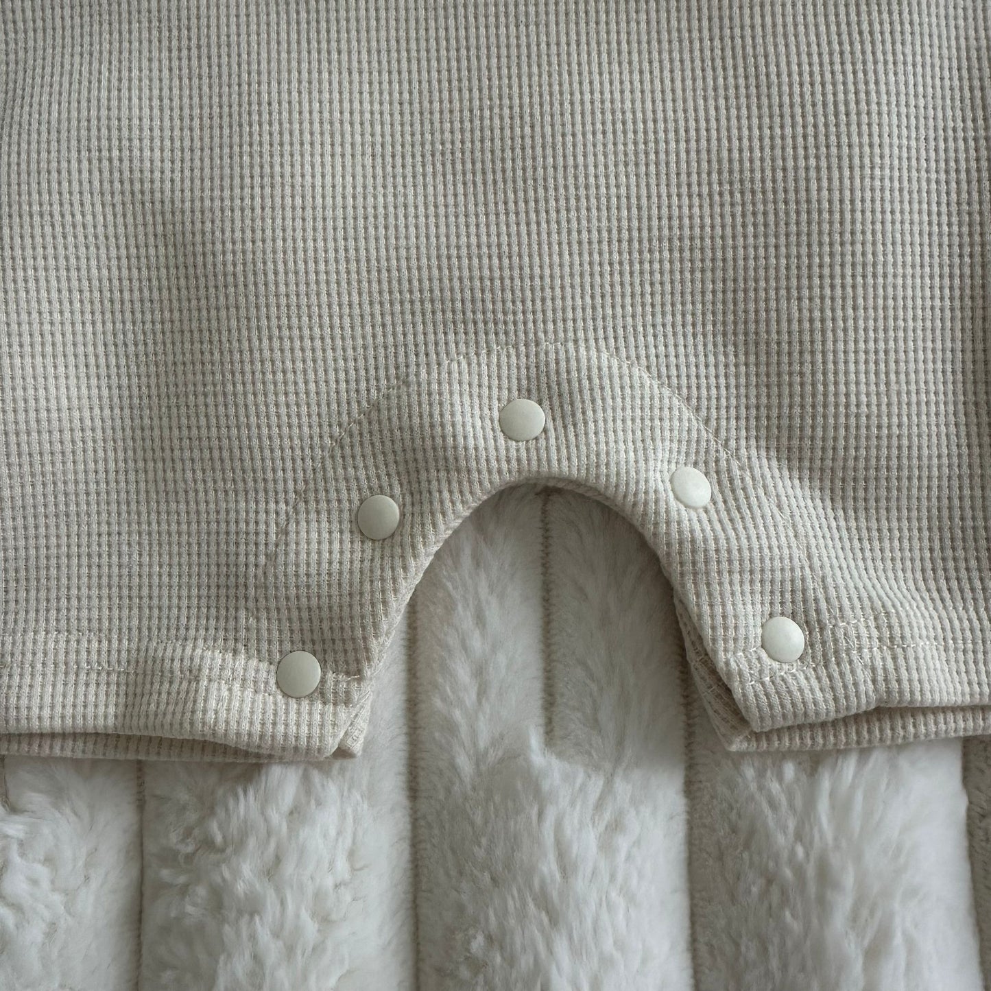 Ensemble « Douceur d’ourson » Barboteuse courte & bonnet (3-6 mois) Beige